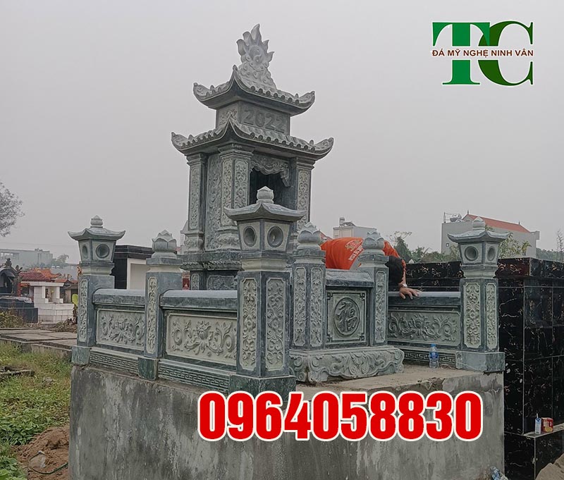 Khu lăng mộ đá xanh rêu nguyên khối nhỏ tại Quảng Ninh