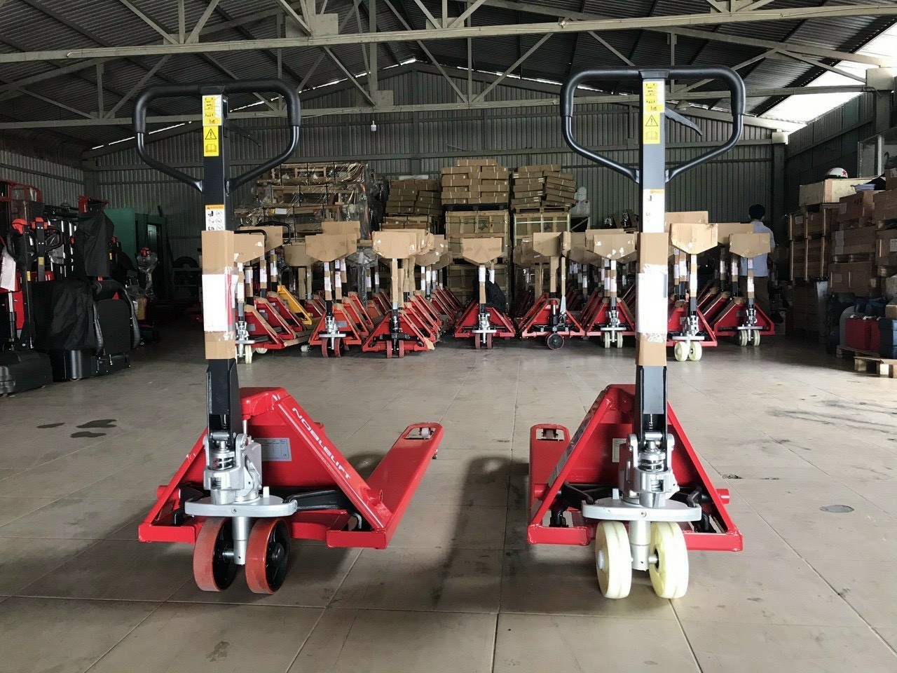 Xe nâng tay 2000kg, giá rẻ, LH 0969982453