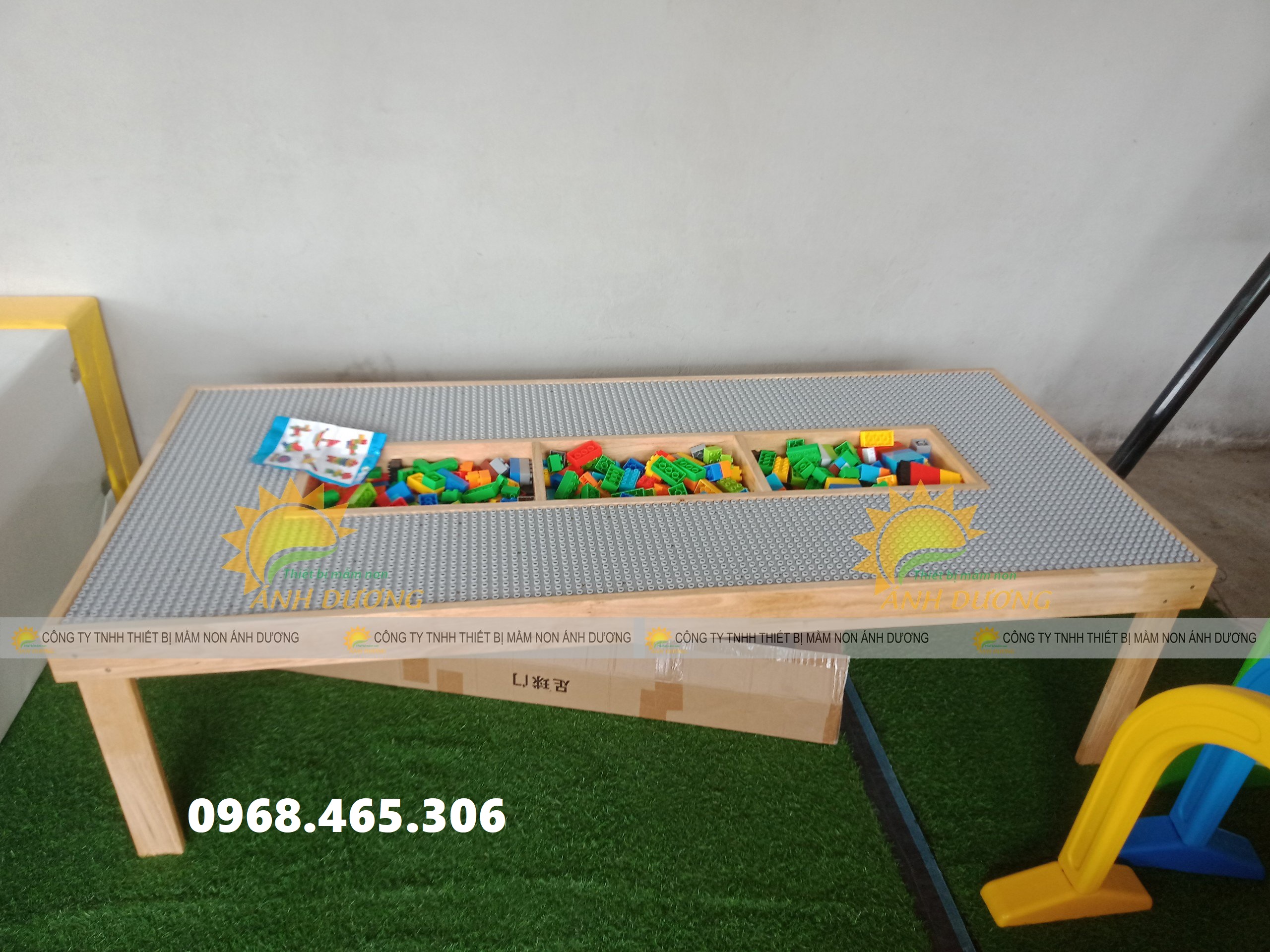 Bàn xếp lego cho bé bằng gỗ cao su dành cho khu vui chơi