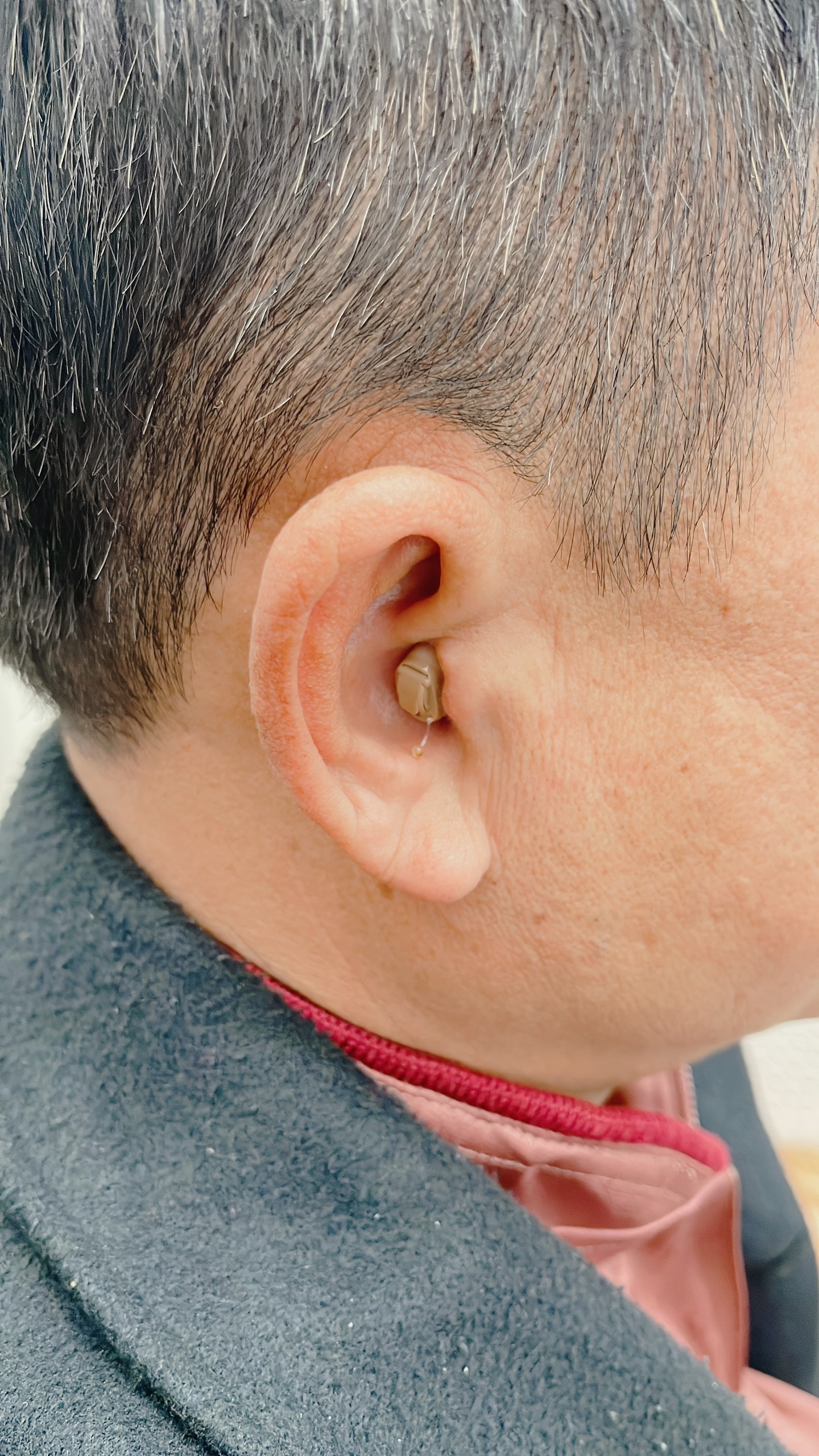 Máy trợ thính siêu nhỏ gọn trong ống tai.