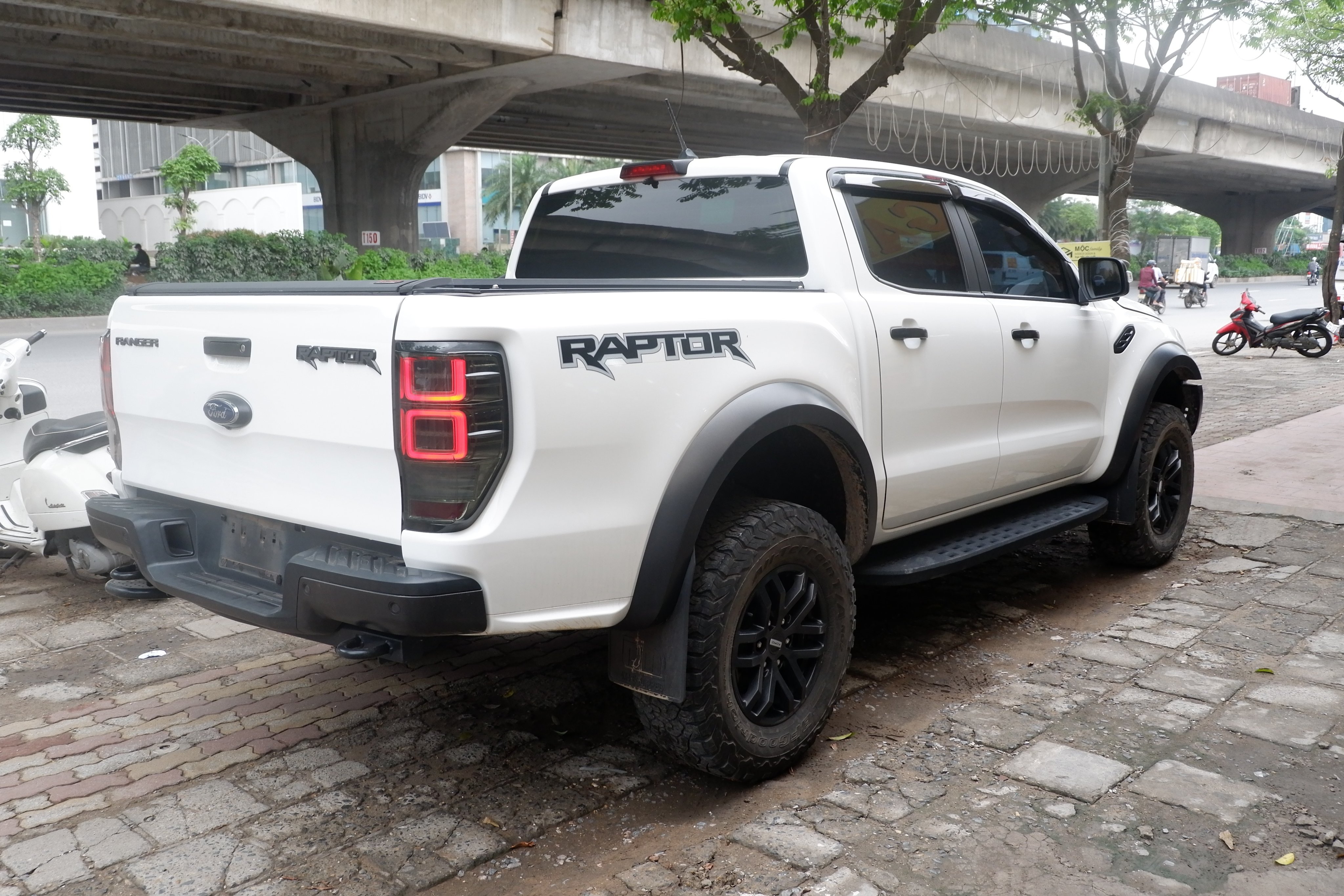 Ford Raptor 2.0 Bi tubo nhập Thái giá yêu thương