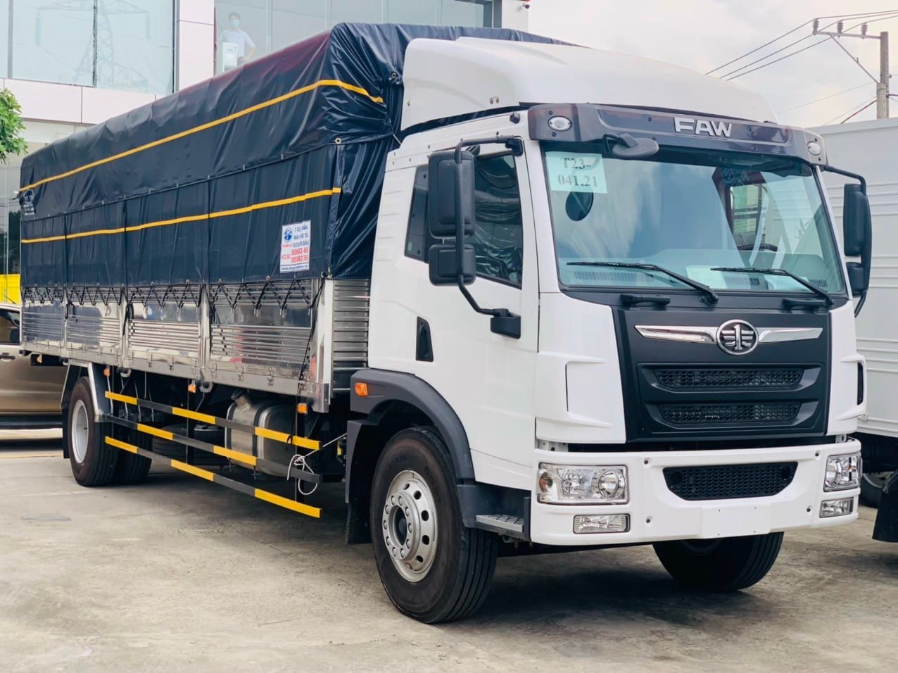 Xe tải FAW 8t3 thùng dài có bạt 8m2 giá rẻ hàng mới năm 2021
