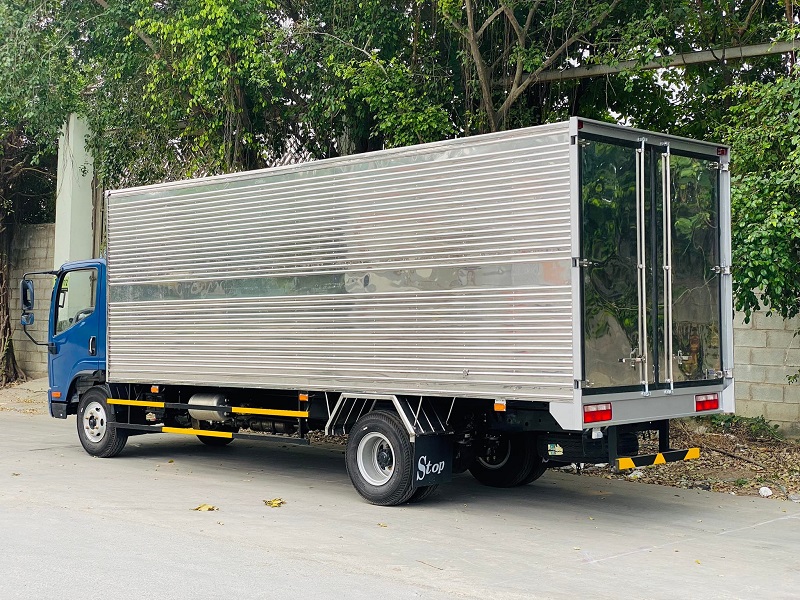 Xe mới xe tải Faw Tiger 8 tấn gồm thùng kín 6m2 lắp rắp trong nước