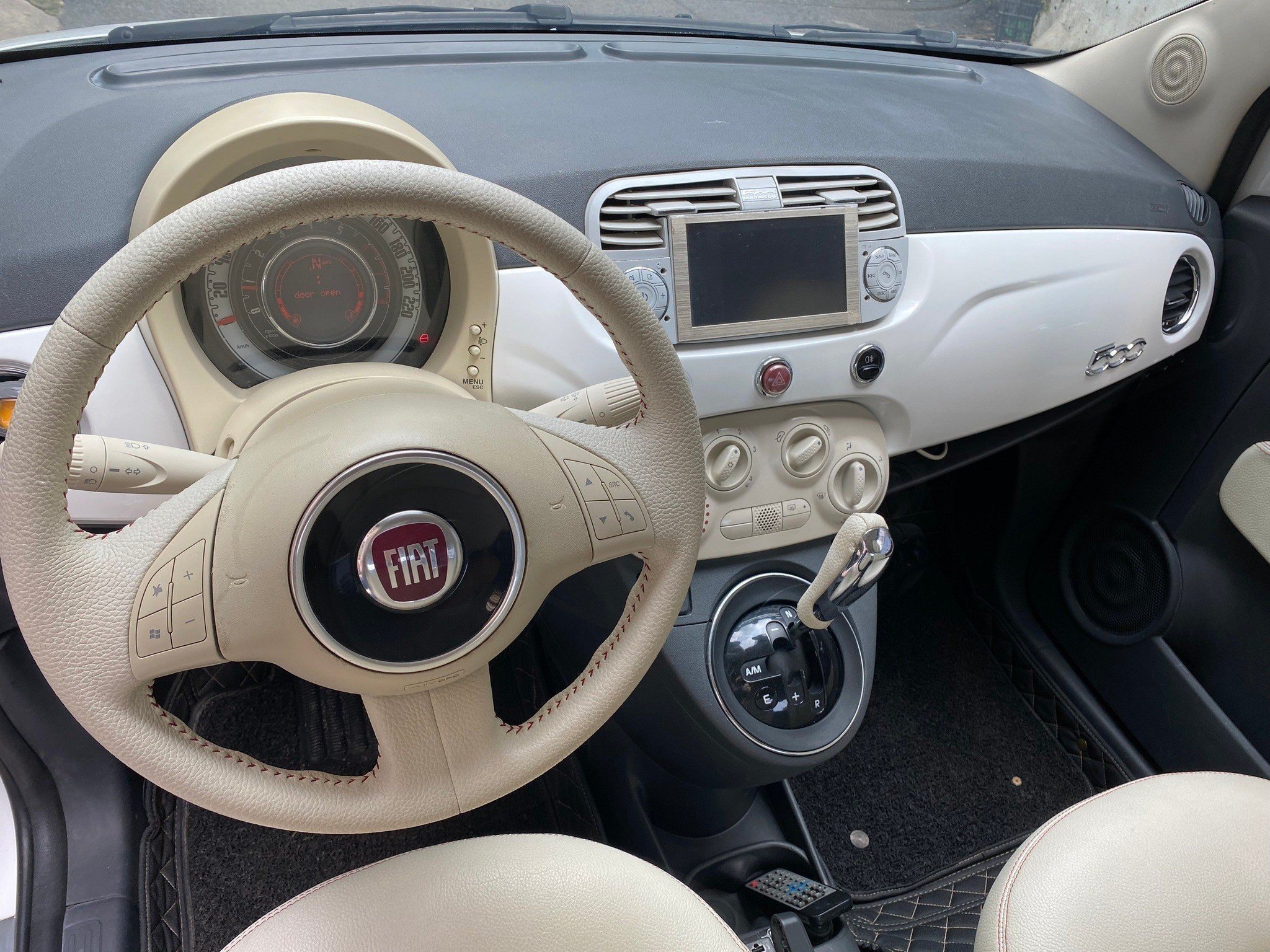 Bán xe Fiat 500 suản xuất 2010 số tự động màu trắng nhập italia