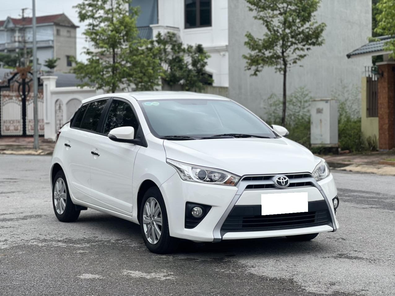 Bán xe Toyota Yaris 2017 G số tự đọng màu trắng