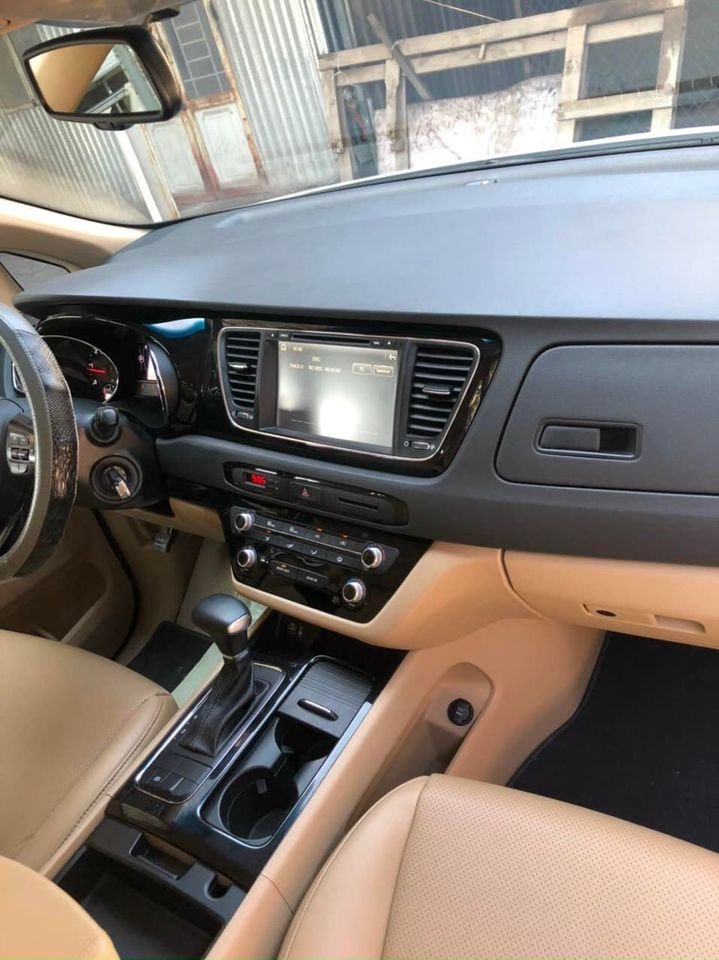 Bán xe Sedona 2018 DAT số tự động máy dầu màu trắng