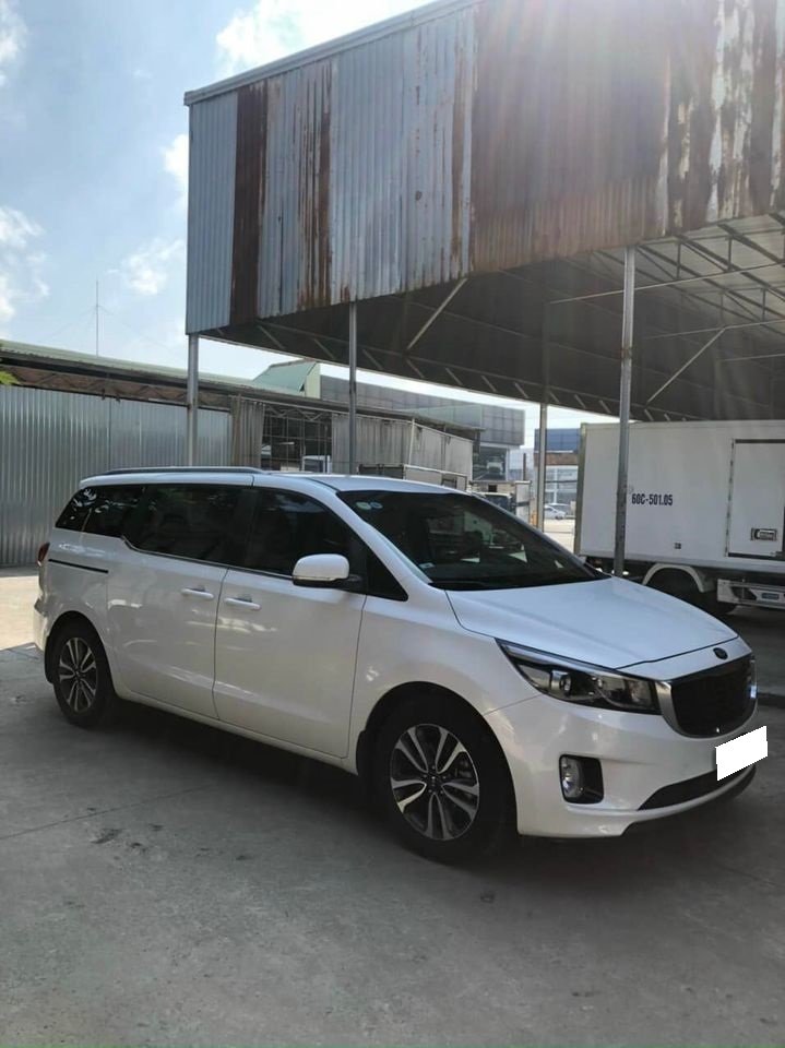 Bán xe Sedona 2018 DAT số tự động máy dầu màu trắng