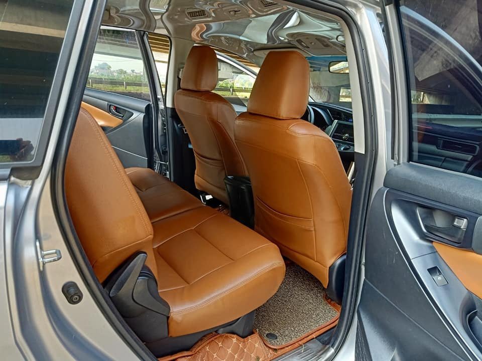 Cần bán Toyota innova 2017 số sàn màu xám