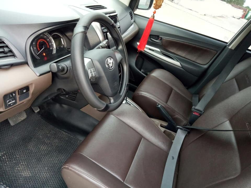 Cần bán Toyota Avanza 2019 số tự động màu bạc