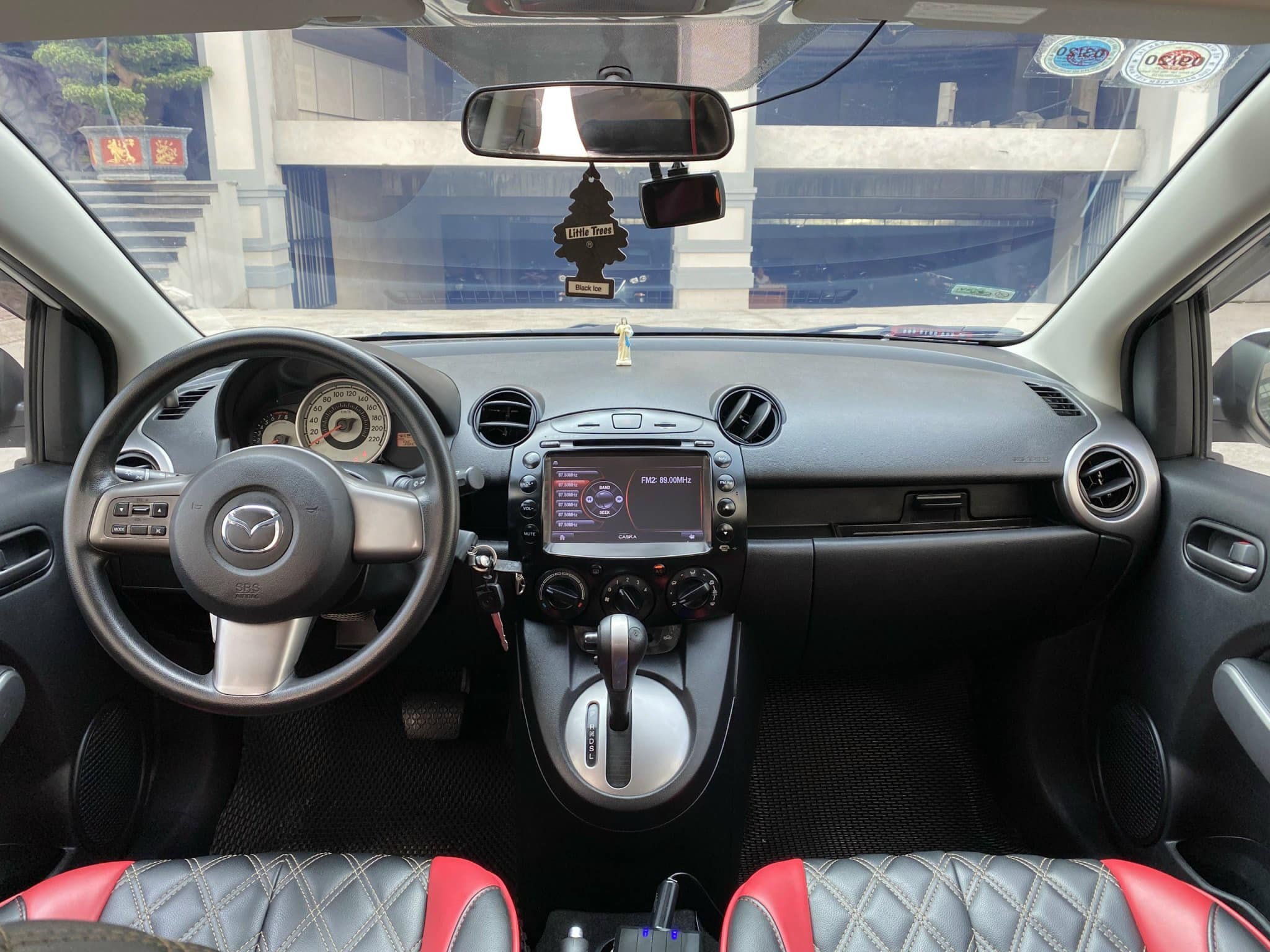 Bán xe Mazda2 2013 số tự động màu trắng tinh