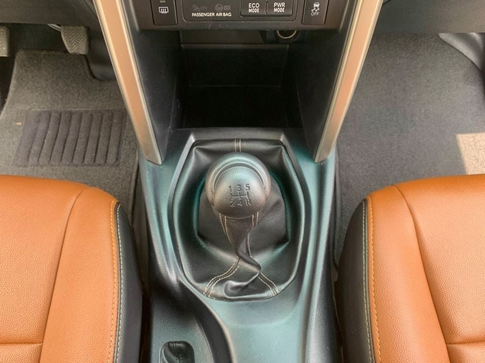 Cần bán xe Toyota Innova 2018 số sàn màu xám