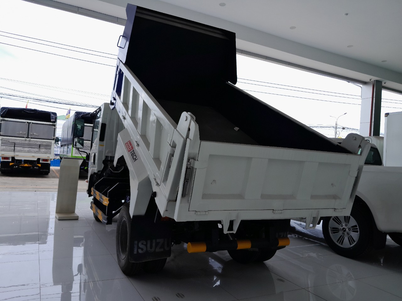Xe Ben Isuzu 1,9 tấn - QLR230 thùng bên tự độ - Giao ngay!