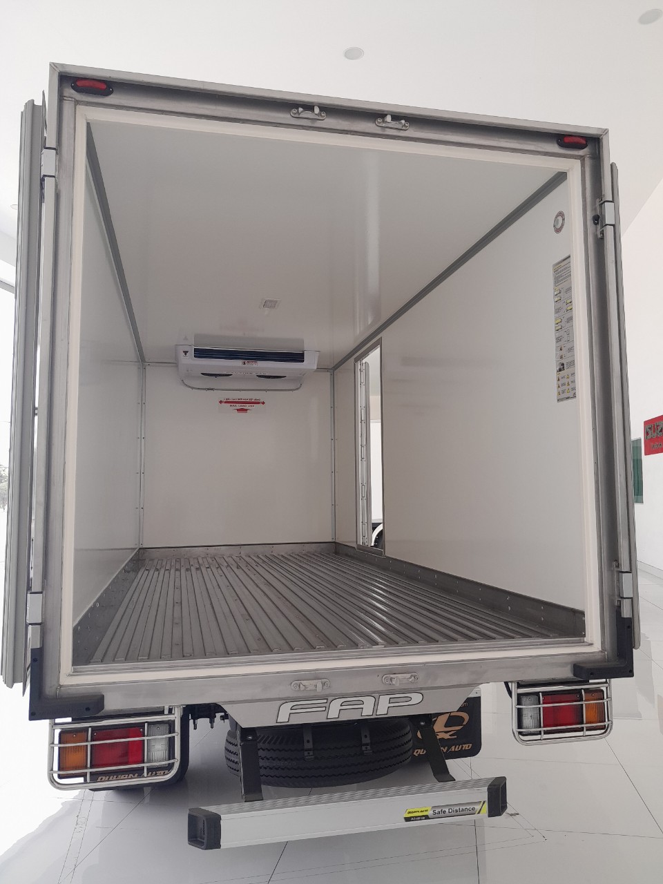xe tải isuzu đông lạnh QMH210 THÙNG ÂUTO QUYỀN - F2- F2LB -2023
