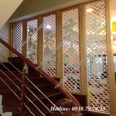Thiết kế cầu thang giật cấp với vách ngăn cnc cầu thang và phòng khách