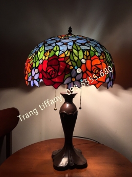 Đèn bàn Tiffany họa tiết hoa hồng.