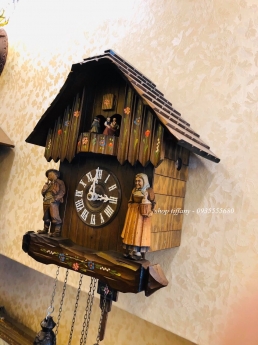 Đồng hồ cuckoo nhà gỗ nhỏ xinh.