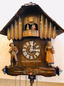 Đồng hồ cuckoo nhà gỗ nhỏ xinh.
