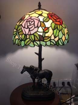 Đèn bàn tiffany hoa hồng chân ngựa