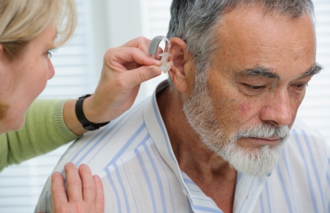 Đeo máy trợ thính là lựa chọn tối ưu cho người nghe kém do tuổi già