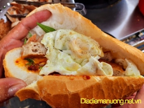 Bánh Mì Chả Cá Nóng 13k