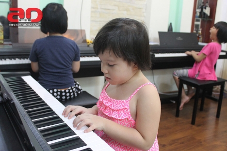 Chơi nhạc giúp bé thông minh hoạt bátt
