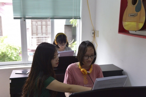 Có nên tham gia khóa học đàn piano giá rẻ tại Hà Nội.