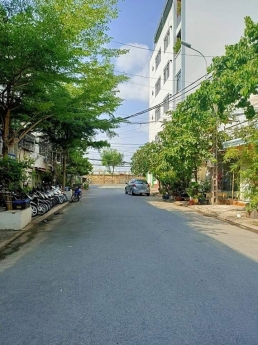 Thanh lí nhanh căn nhà sát mặt tiền đường Nguyễn Tất Thành Quận 4.
