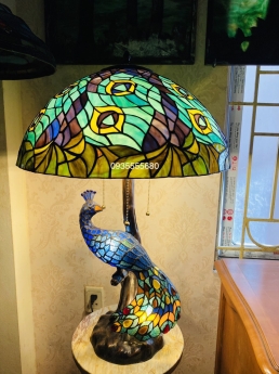 Giao lưu em đèn bàn tiffany size khủng hoạ tiết chim công