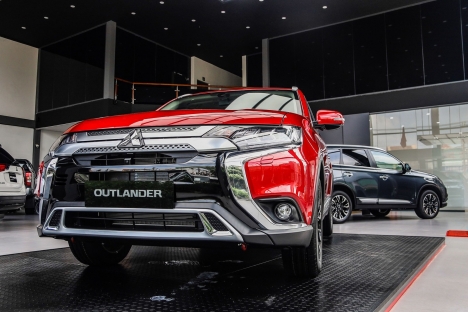 Xe Mitsubishi Outlander 2021 màu đỏ, hỗ trợ vay trả góp 85%