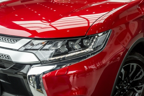 Xe Mitsubishi Outlander 2021 màu đỏ, hỗ trợ vay trả góp 85%