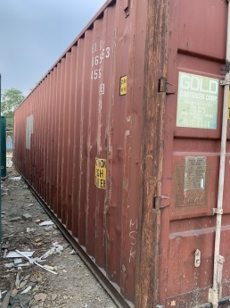 container 40DC cao 2m9 vừa cập bãi