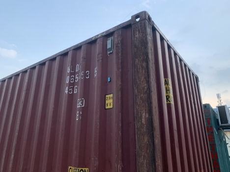container 40DC cao 2m9 vừa cập bãi