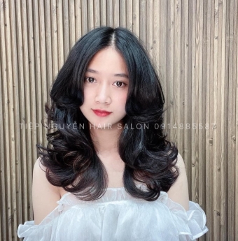 Tóc xoăn sóng lơi đẹp cuốn hút cho nàng trẻ trung năng động Tiệp Nguyễn Hair Salon