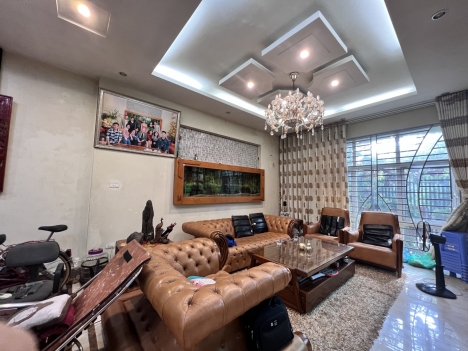 Cần bán gấp nhà mặt phố Ngọc Thụy, 160 m2, 5T, TM, giá chỉ 28 tỷ.