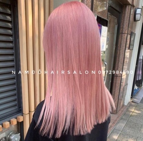 Chúng tôi giới thiệu đến bạn một kiểu nhuộm tóc độc đáo - tóc được nhuộm màu hồng trà sữa. Nhấn vào ảnh để thấy sự tươi trẻ và dịu dàng của nét màu này trên mái tóc bạn.