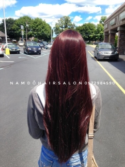 Màu tóc đỏ tím là một sự lựa chọn táo bạo và nổi bật để thể hiện cá tính riêng của bạn. Hãy xem hình ảnh liên quan để cảm nhận được sự tuyệt vời của màu tóc này. Đừng ngần ngại thử ngay để tạo nên phong cách mới cho chính mình.
