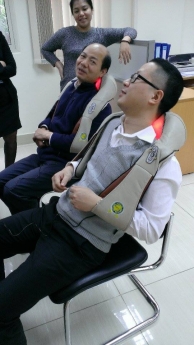 Máy massage vai gáy Hàn Quốc thế hệ mới có 16 bi hồng ngoại