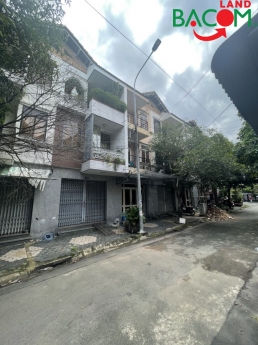 Bán nhà 1tret 2 lầu sát chợ đầu mối Tân Biên, đường 2 xe oto vỉa hè 3 mét, Chỉ 3ty500