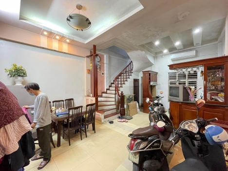 Nhà hiếm 4 tầng phố Hào Nam, 10m ô tô tránh, 38m2, giá chào 5.6 tỷ