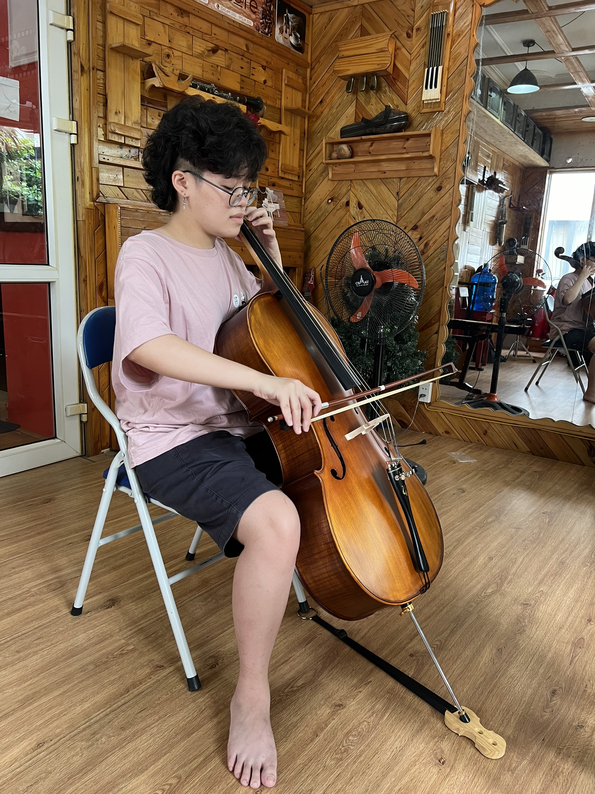 Cello( xen-lô)hay còn gọi là violoncolle (vi-o-long-xen) thuộc vĩ cầm