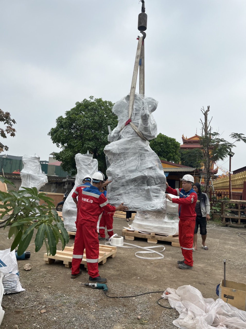 Đóng kiện gỗ chuyển tượng Phật tại chùa Thắng Nghiêm - lh 0911049911