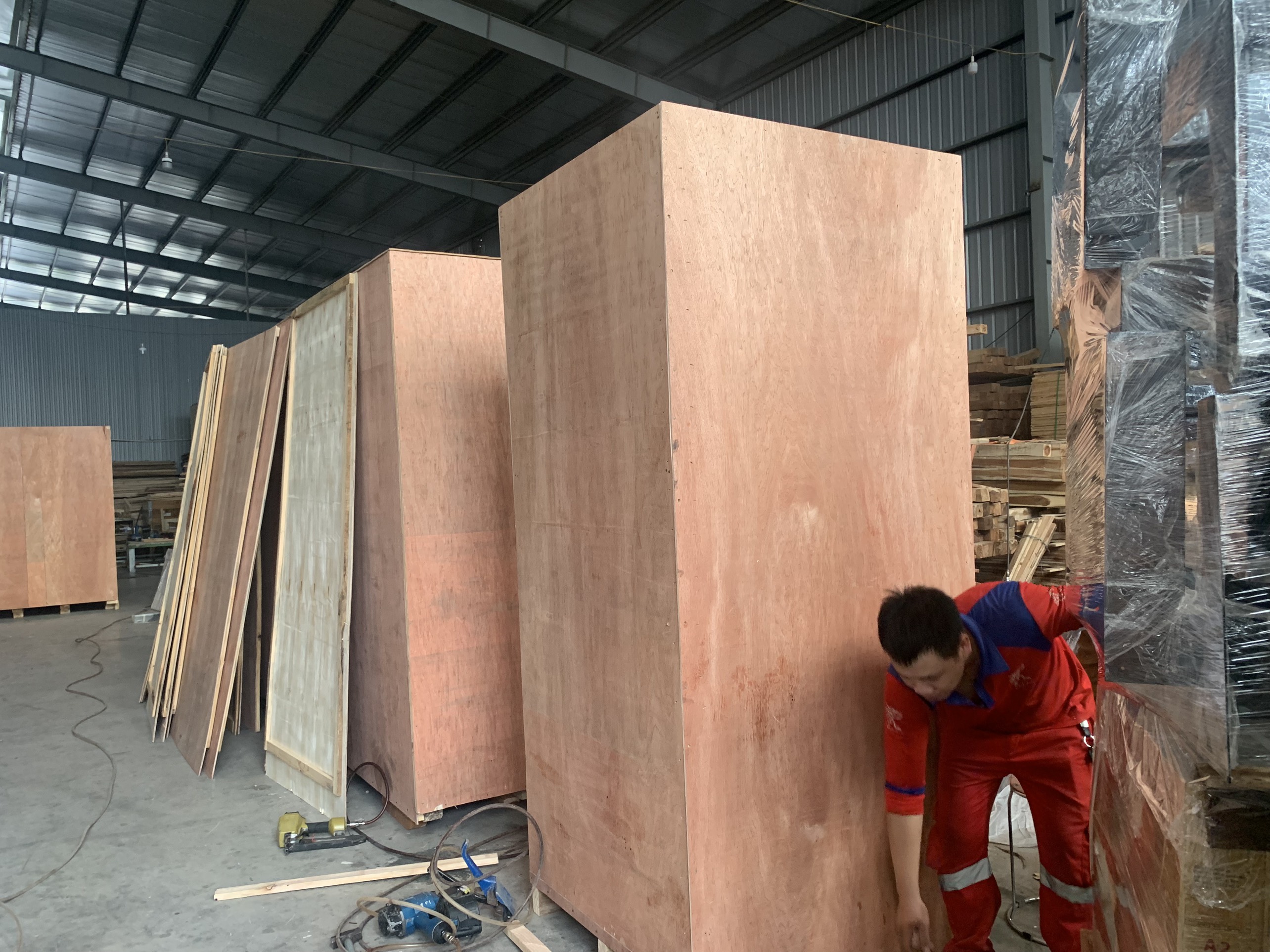 Kiến Đỏ hoàn thành đóng kiện gỗ cho tủ điện tại Hà Nam