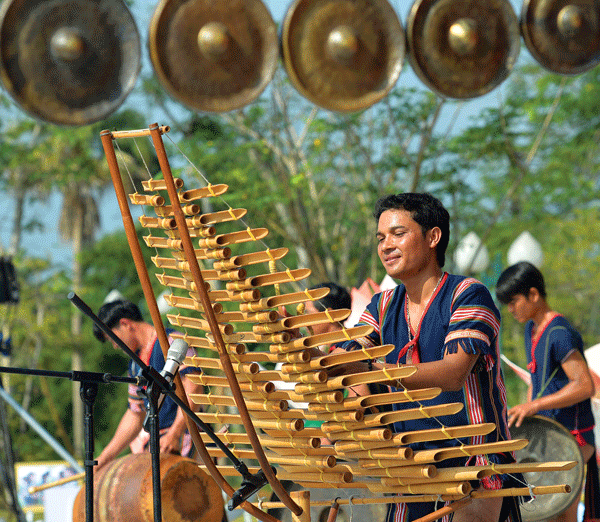 Đàn Trưng là loại nhạc cụ gõ phổ biến ở vùng Tây Nguyên làm từ tre