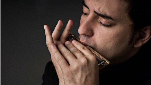 Dưới đây là cách càm kèn harmonica đúng cách mà bạn có thể tham khảo