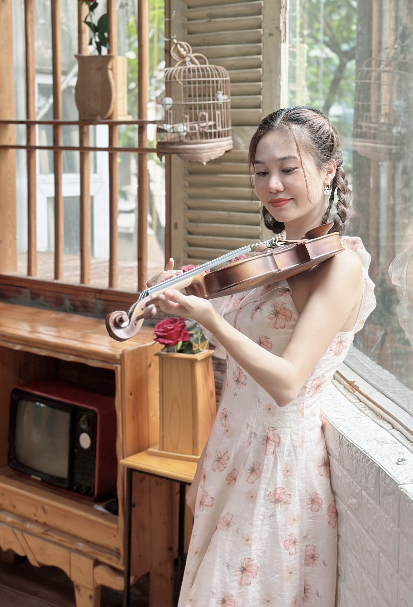 chơi violin là một nghệ thuật đòi hỏi sự tập trung , kiên trì và .....