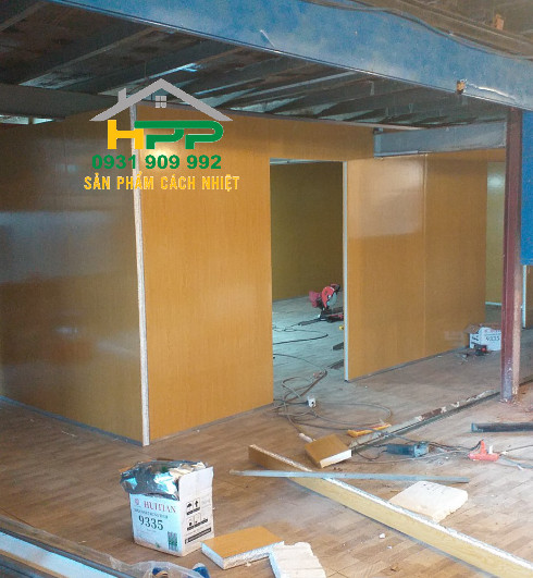 Thi công phòng vách ngăn bằng panel vân gỗ cho quý khách hàng