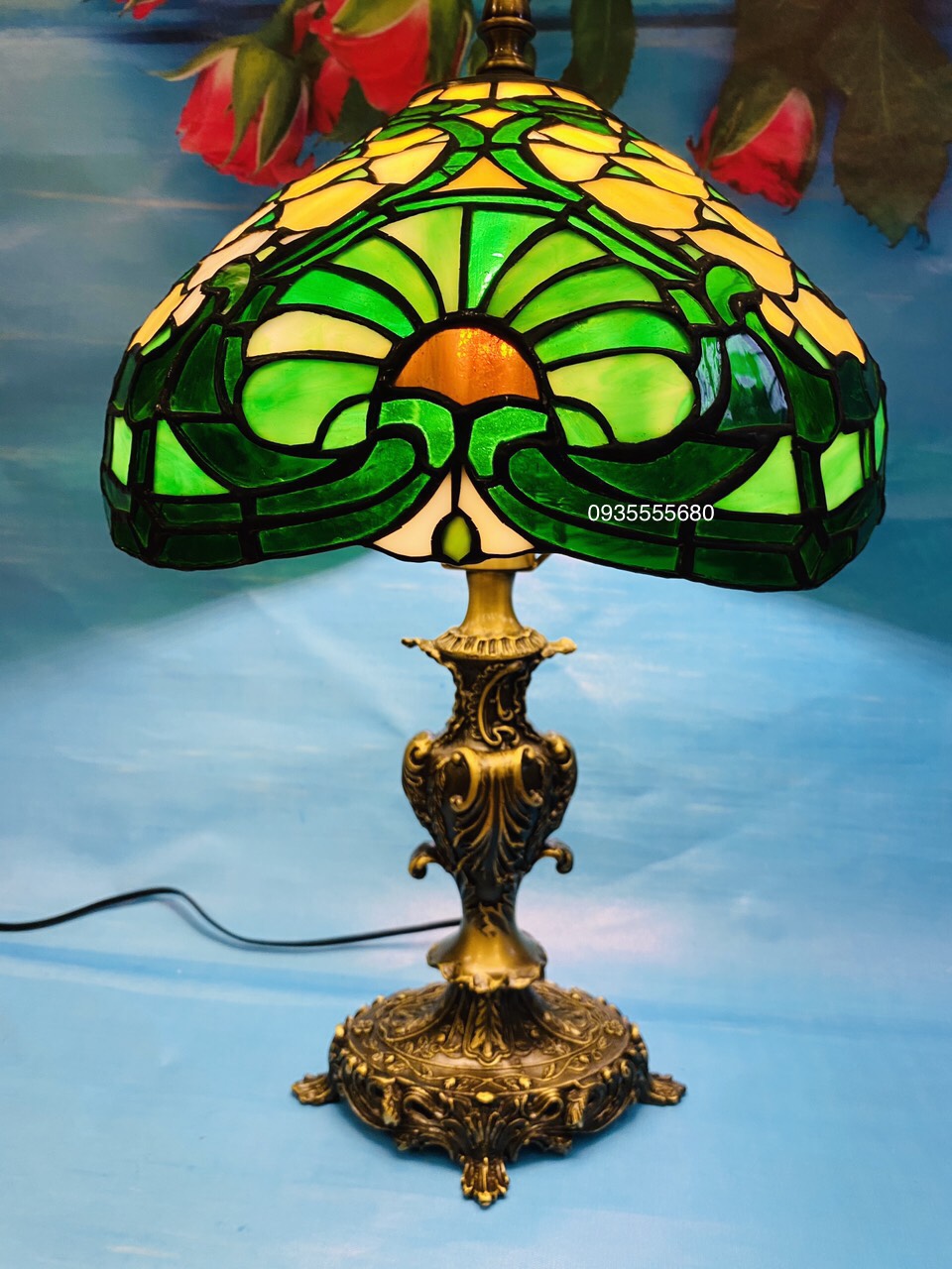 Đèn bàn tiffany chân đồng chao kính màu thiết kế mới 
