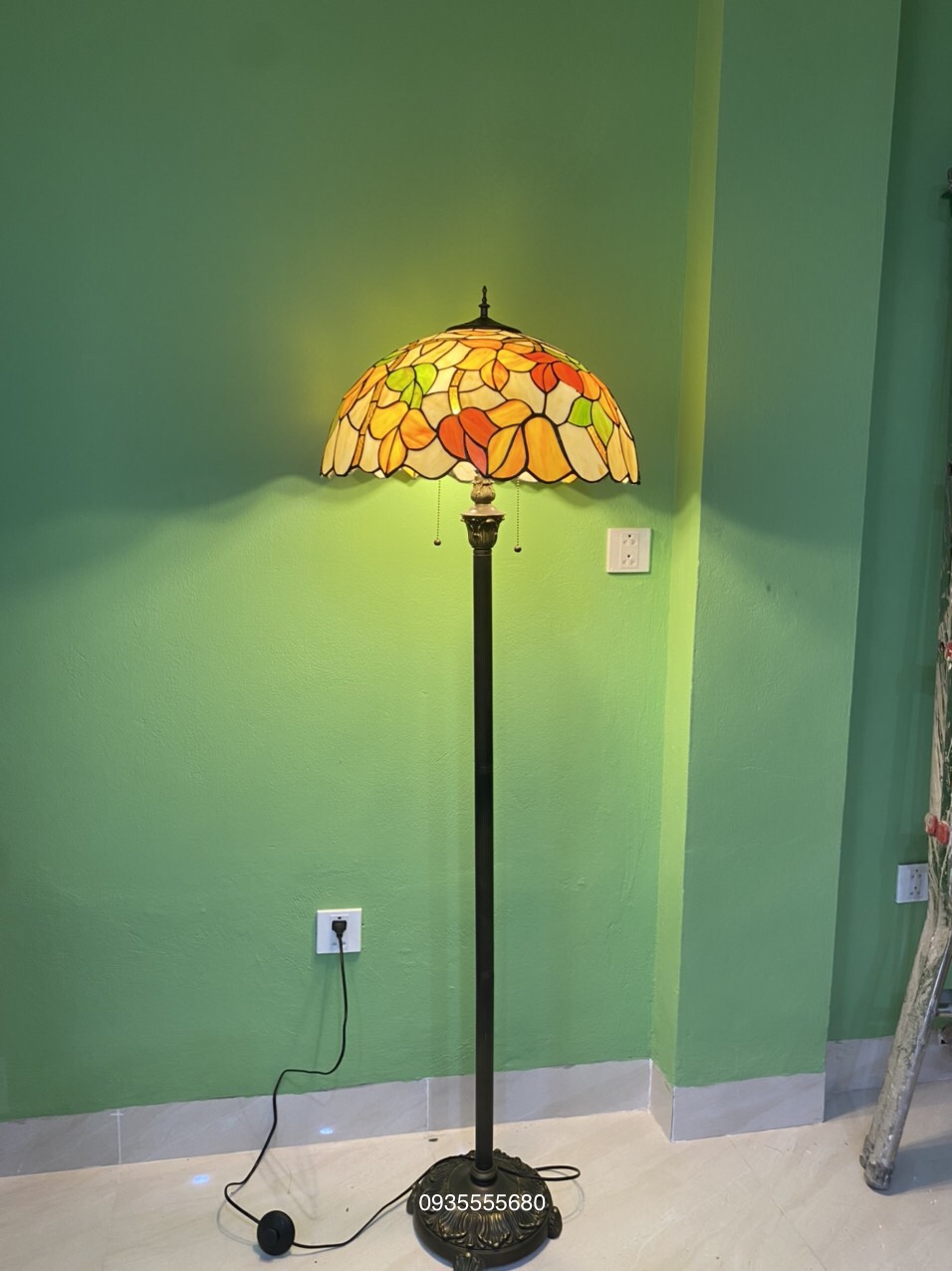 Giao lưu đèn sàn tiffany họa tiết hoa vàng