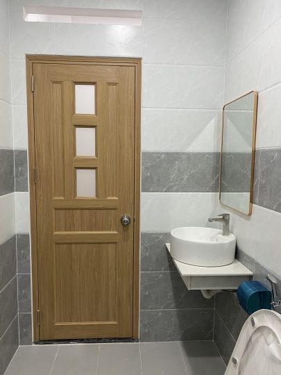 cửa phòng tắm bền giá rẻ tại TPHCM vân gỗ cao cấp