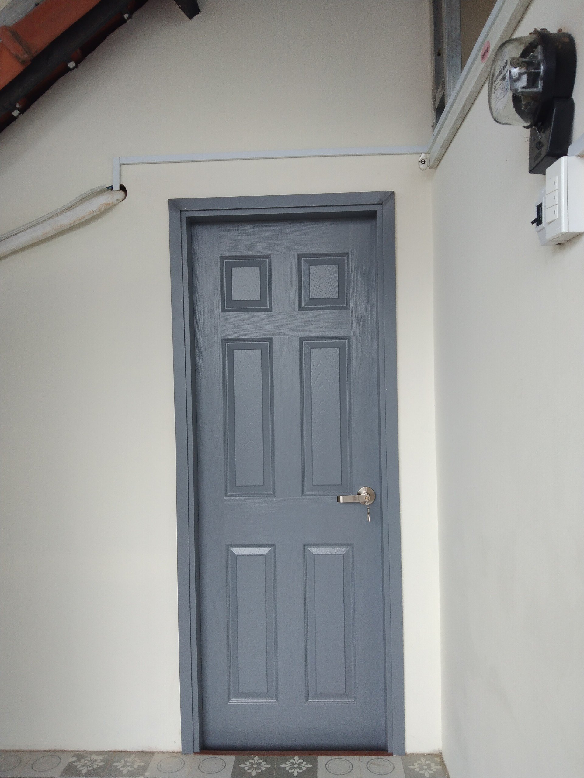 cửa gỗ HDF sơn chống ẩm phong cách châu âu